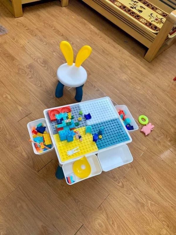 Bộ Bàn đa năng lego có thể vừa làm bàn học, vừa làm bàn chơi, bàn lắp lego, bàn ăn, chứa đồ dùng cho bé.