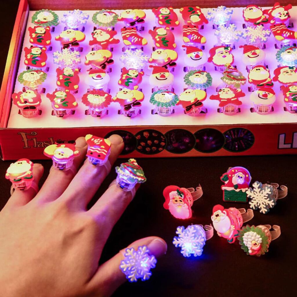 Hộp 50 chiếc nhẫn giáng sinh phát sáng siêu cute cho bé