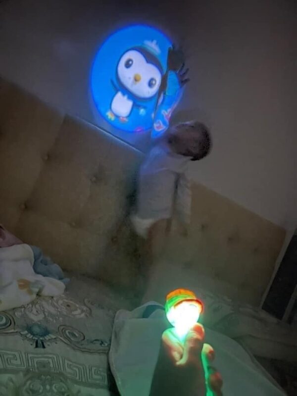 Đèn pin chiếu hình cho bé
