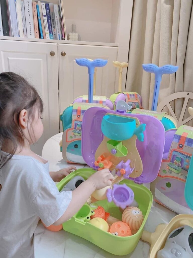 Bộ đồ chơi xúc cát vali hình con cá heo